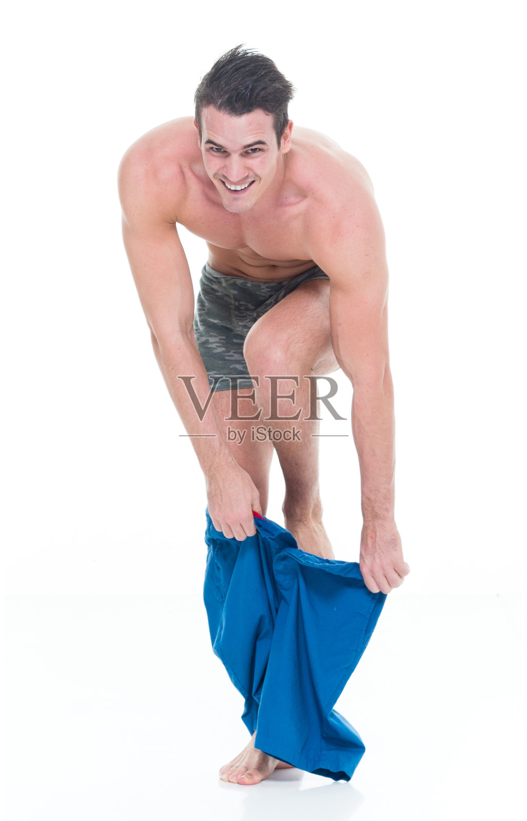 白人年轻男子穿着短裤站着照片摄影图片