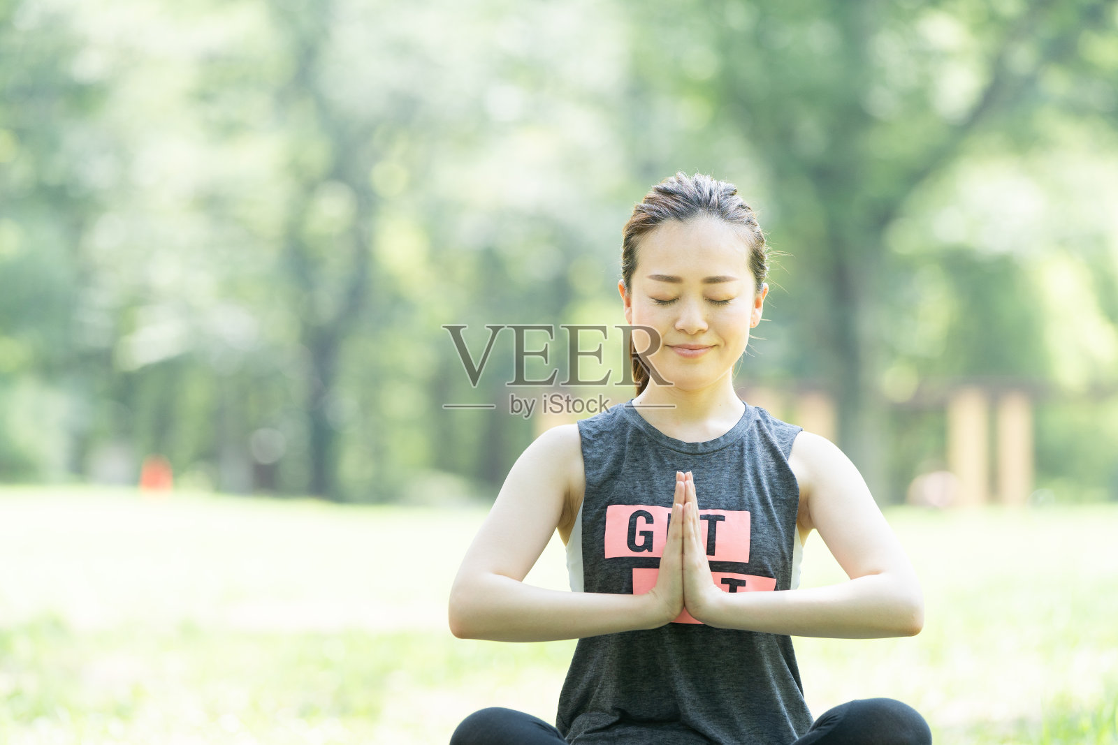 瑜伽在公园里摆姿势照片摄影图片