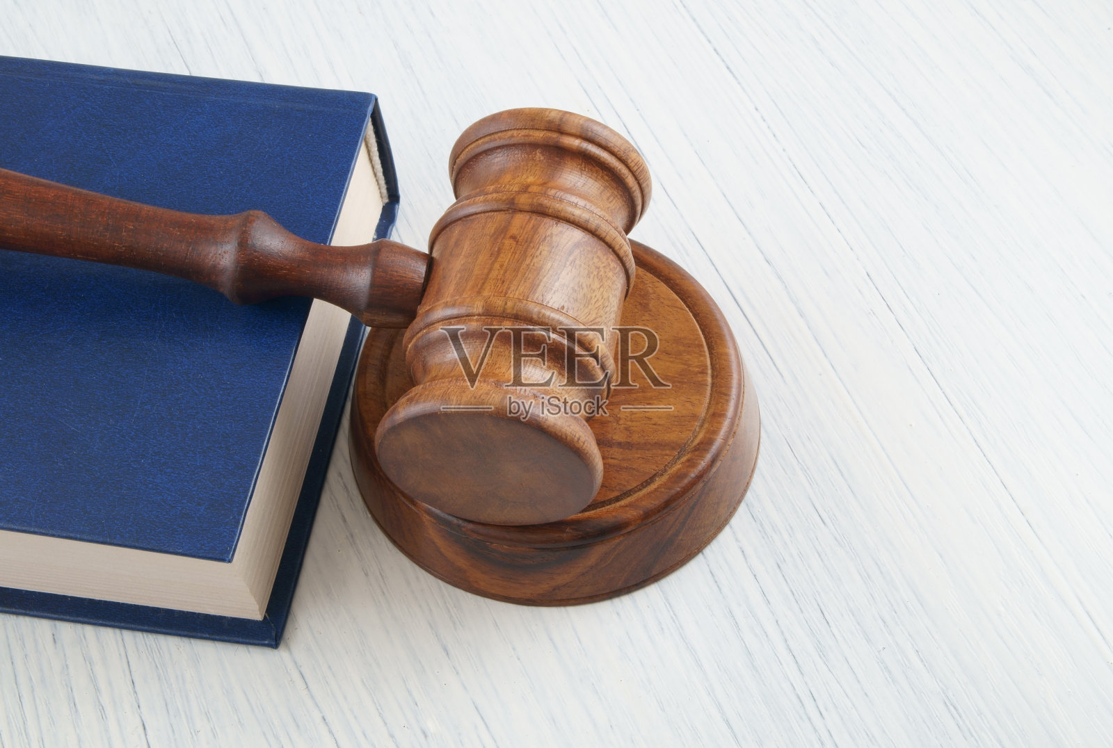 桌子上的法槌与法律书籍照片摄影图片