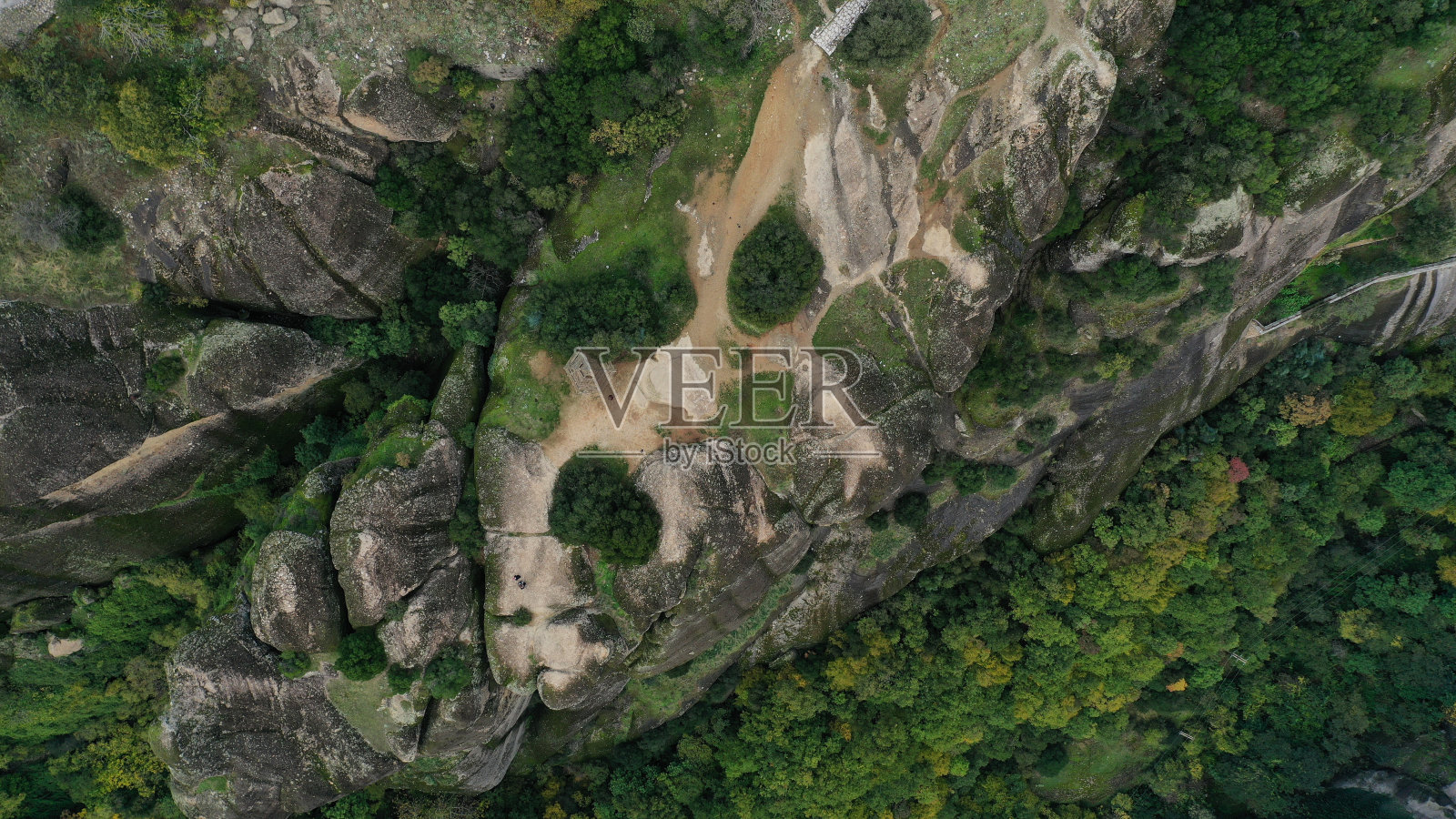 从空中俯瞰希腊卡拉姆巴卡的迈特拉自然山脉。联合国教科文组织世界遗产。卡拉巴卡国家公园和正统的修道院。山谷的悬崖。照片摄影图片