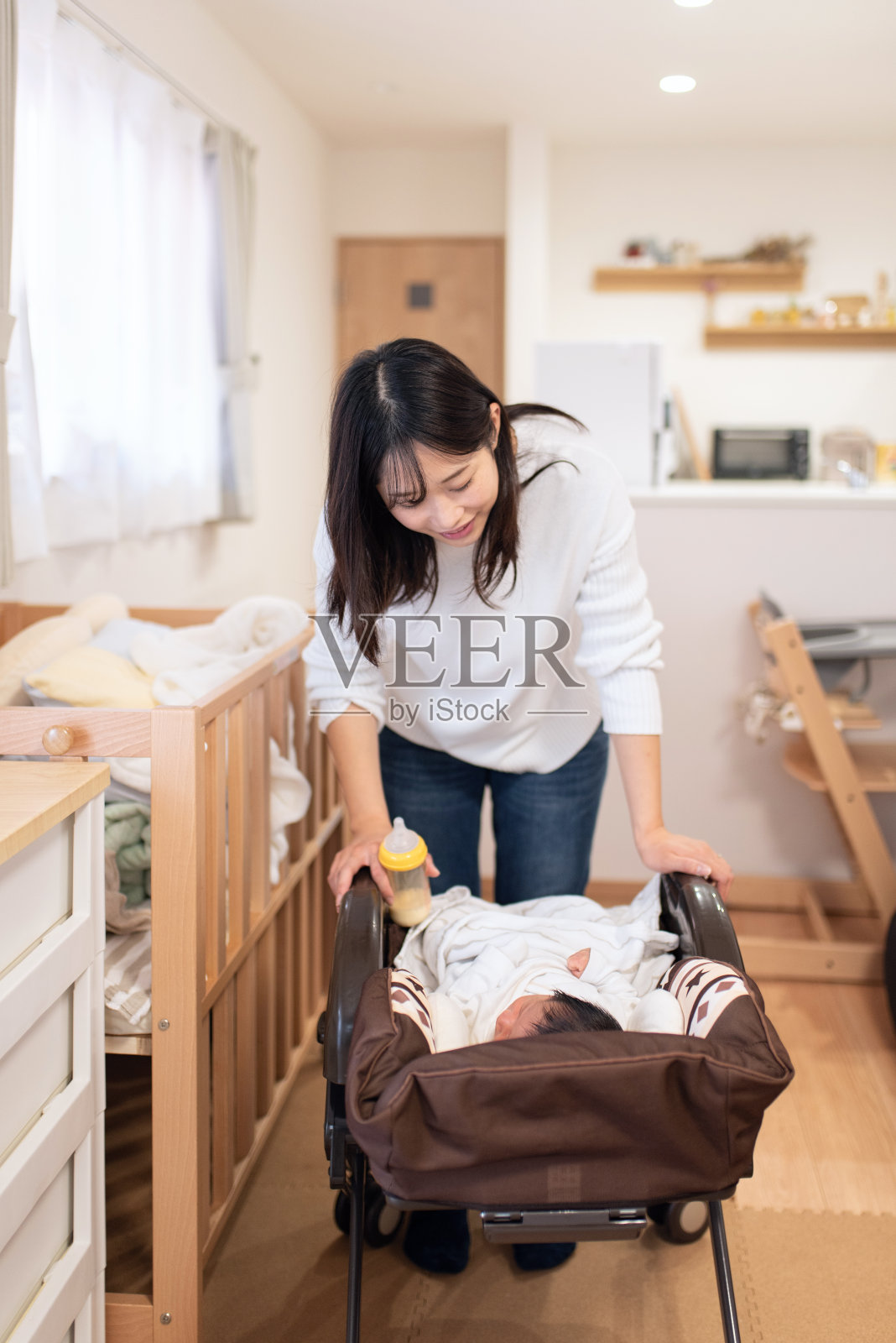 母亲照顾新生儿照片摄影图片