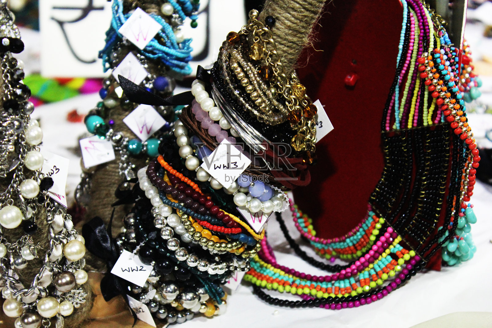 古董店出售的老式项链和珠宝。许多彩色珠子来自不同的矿物和石头背景。照片摄影图片