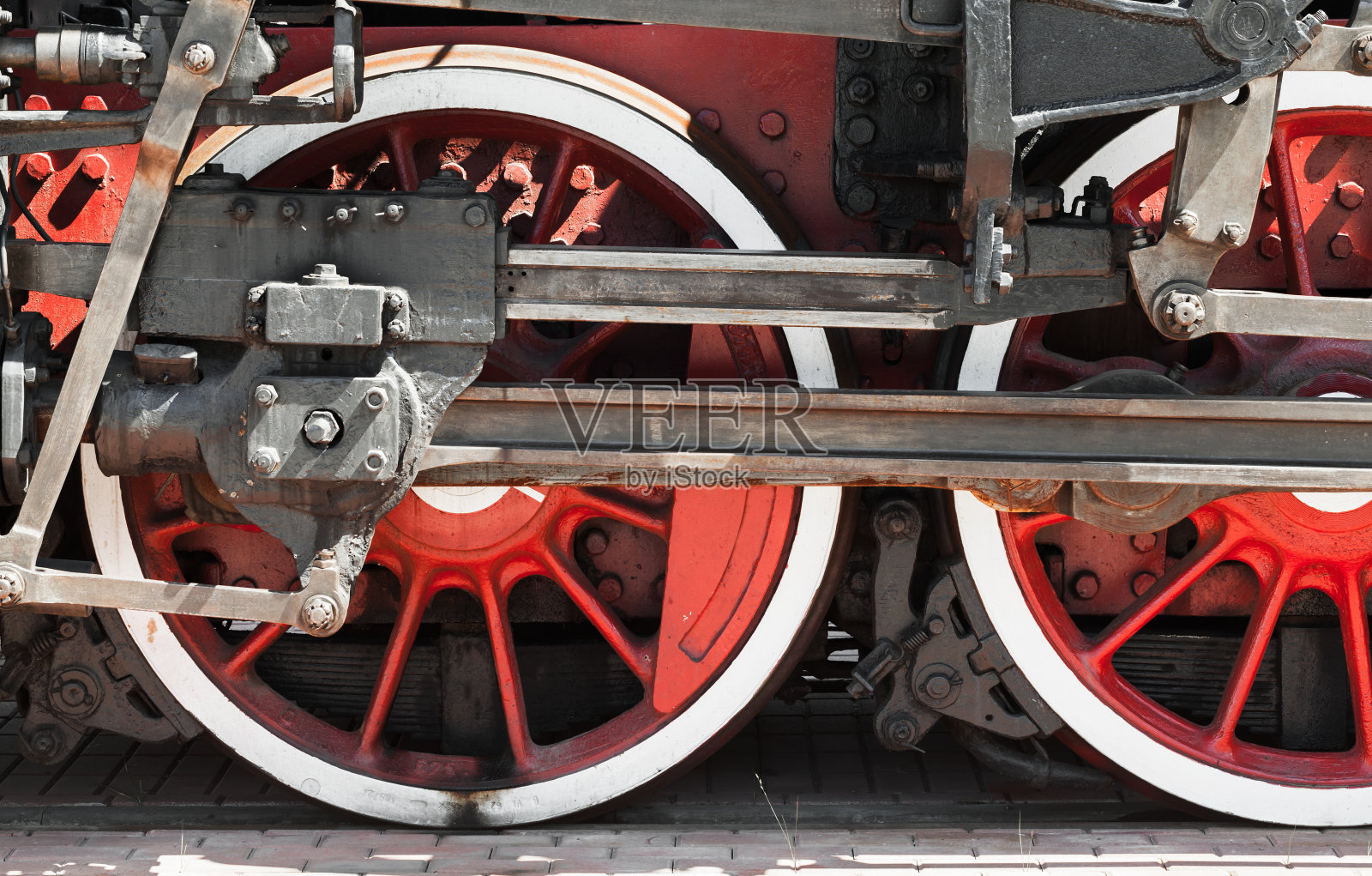 带有动力部件的蒸汽机车的红色车轮照片摄影图片