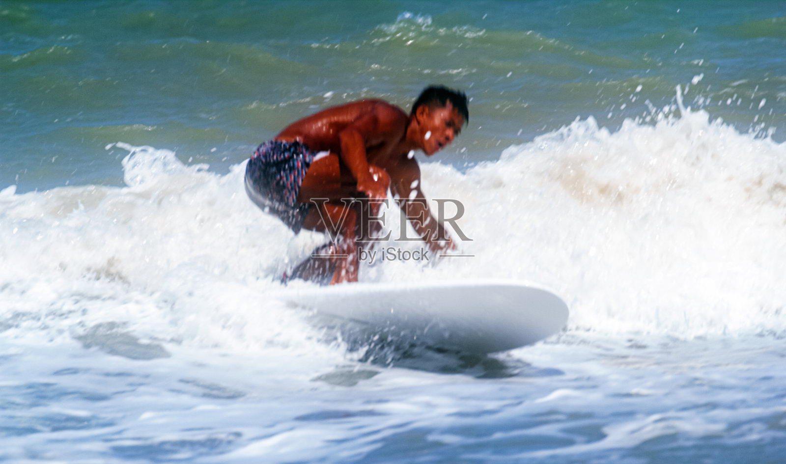 冲浪者在海浪上冲浪的模糊光线设计背景照片摄影图片