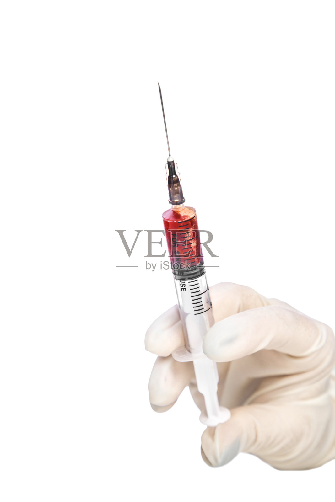 手持一次性无菌注射器,内含血液,白色背景照片摄影图片