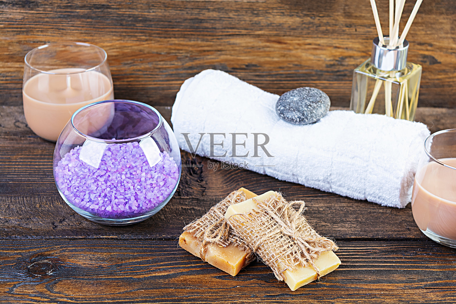 浴室配件。水疗和美容产品。天然水疗化妆品和有机人体护理的概念。照片摄影图片