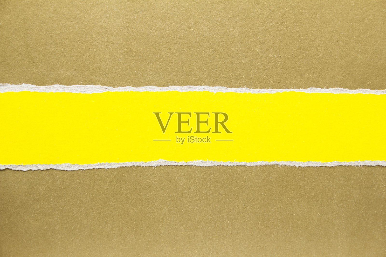 黄色撕破的纸板上的金黄棕色的纸纹理背景。文本信息的复制空间。照片摄影图片