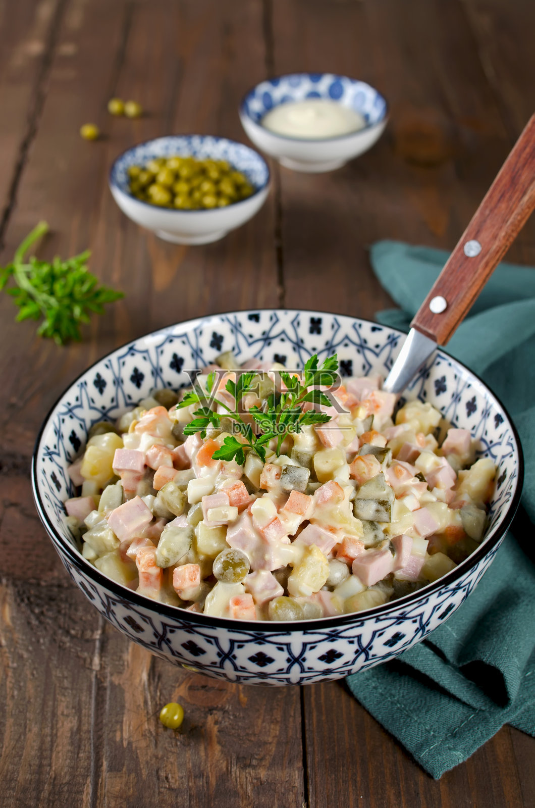 俄罗斯传统沙拉奥利维尔蔬菜和香肠照片摄影图片