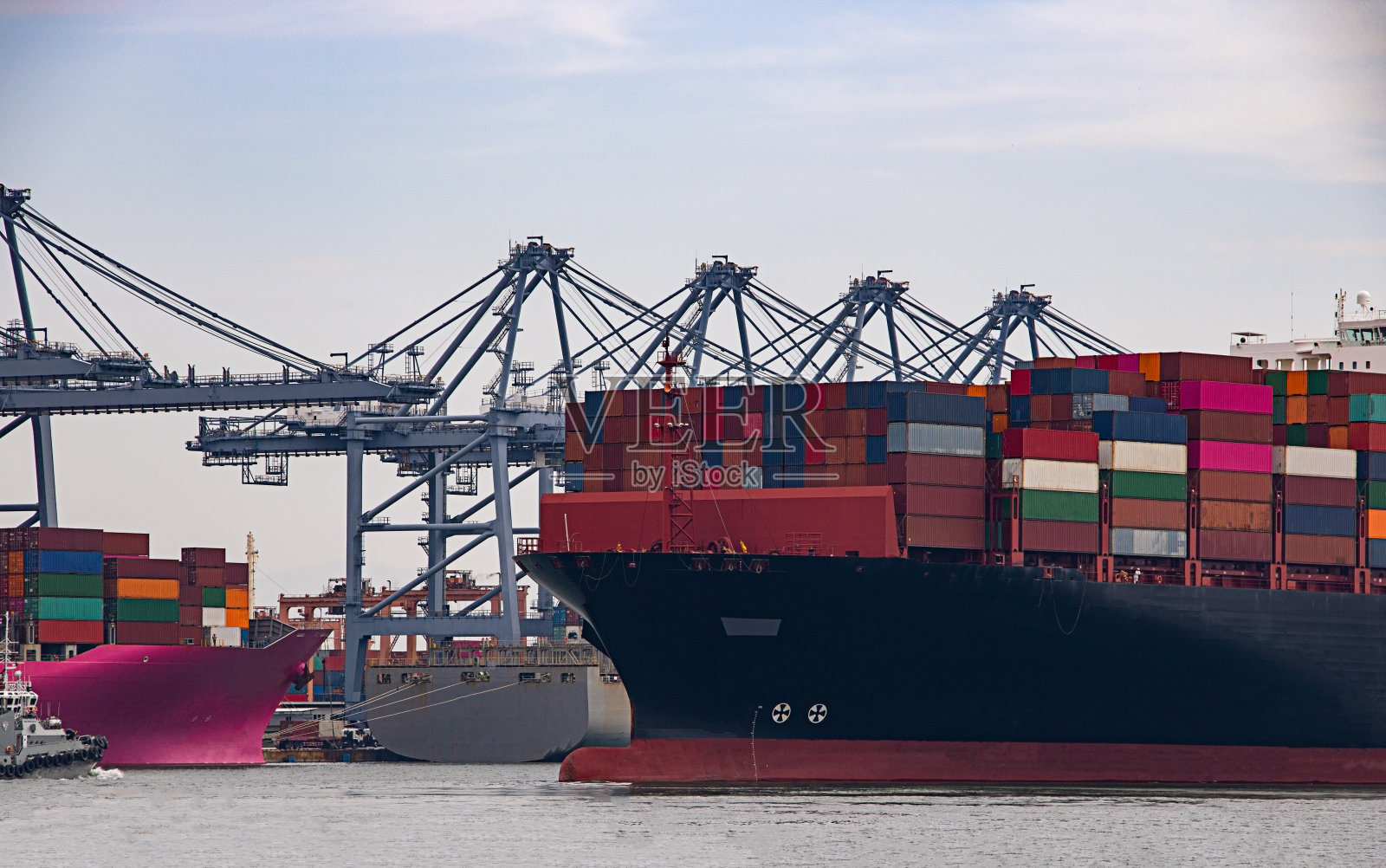 大型驳船在港口海运装载集装箱照片摄影图片