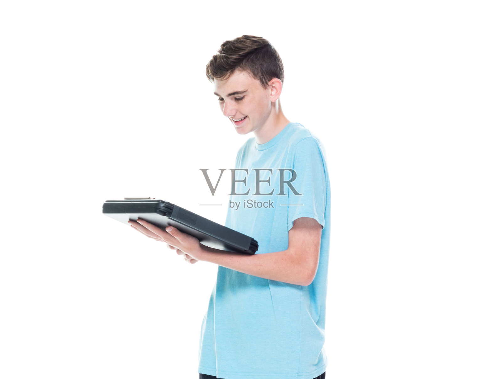 拿着合同站立的年轻白人男子照片摄影图片