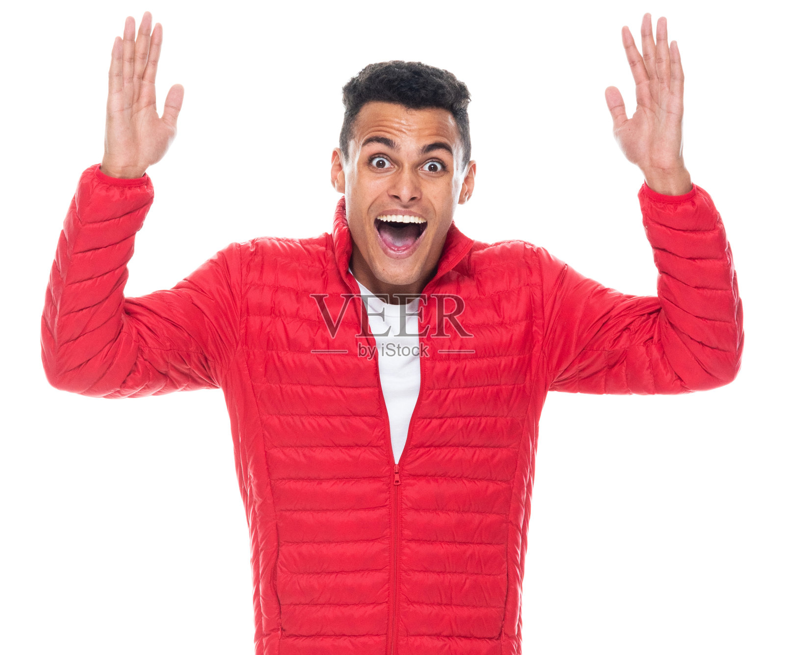 穿着t恤站着的非洲裔男性照片摄影图片