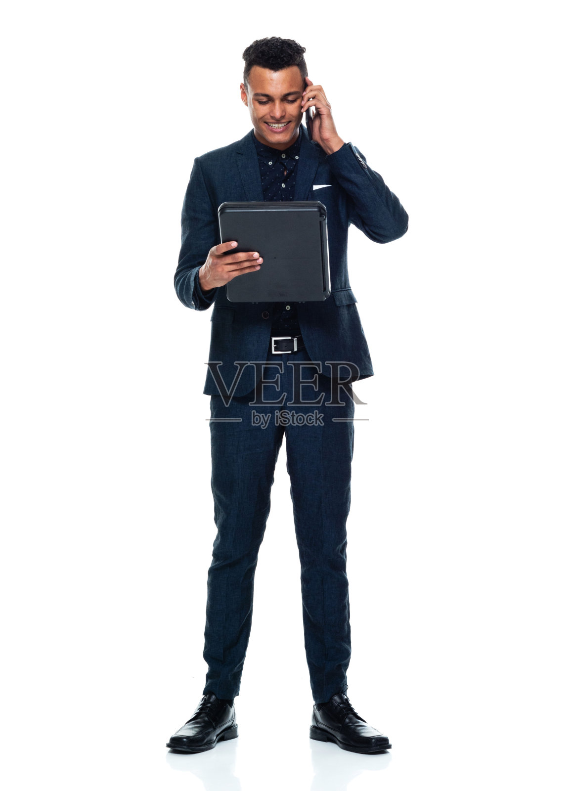 非裔美国人,年轻男性商务人士,穿着商务服装,拿着合同,使用手机照片摄影图片