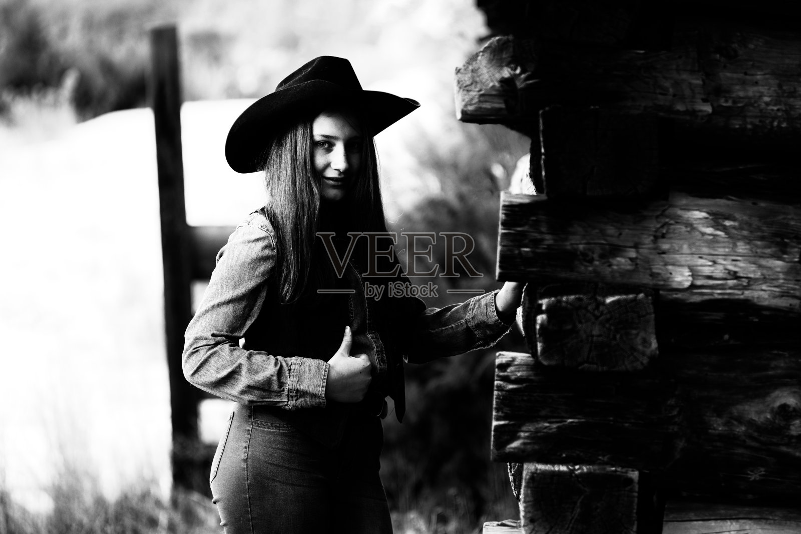 女牛仔肖像和老木屋照片摄影图片