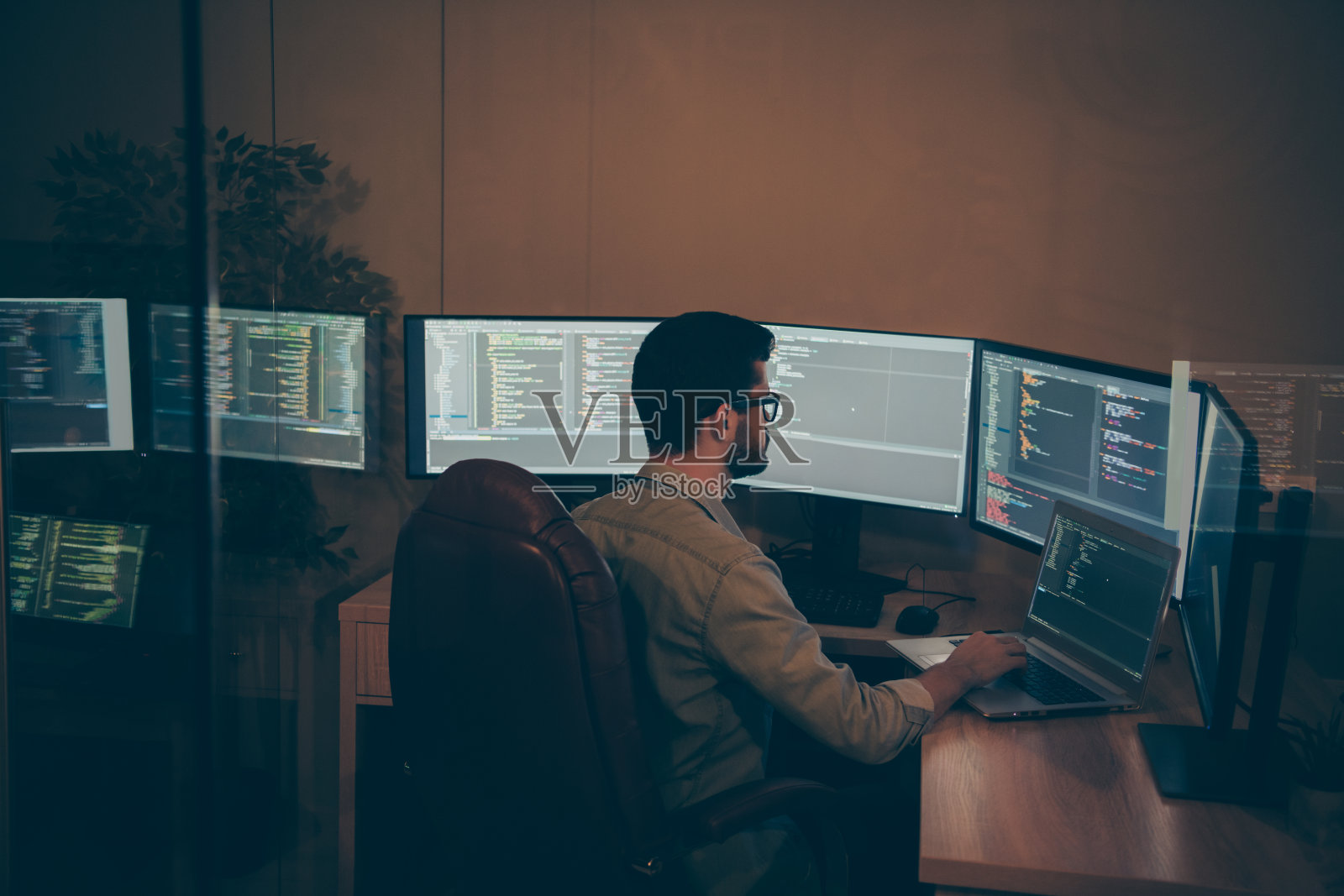 他的个人资料侧视图他很好有吸引力的严肃的合格的聪明的聪明的留胡子的深色的家伙极geek书呆子制作bug报告跟踪seo web区块链ai linux在黑暗的米色房间工作地点站照片摄影图片