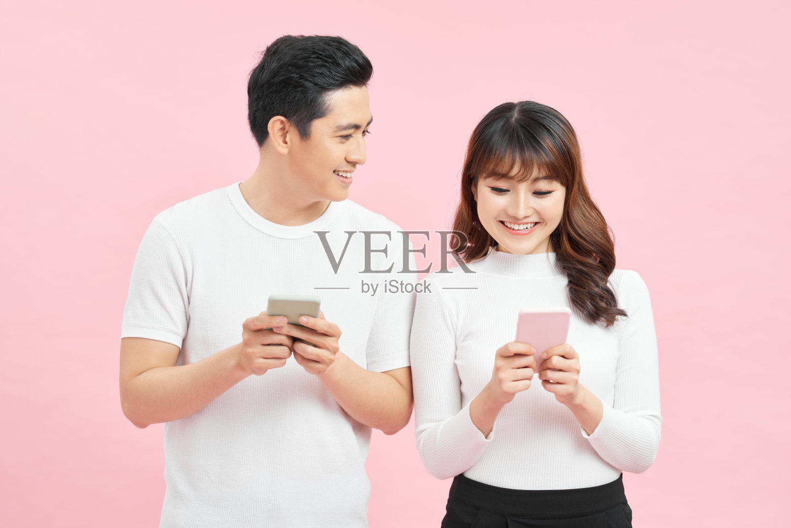 用电话发短信的幸福情侣照片摄影图片