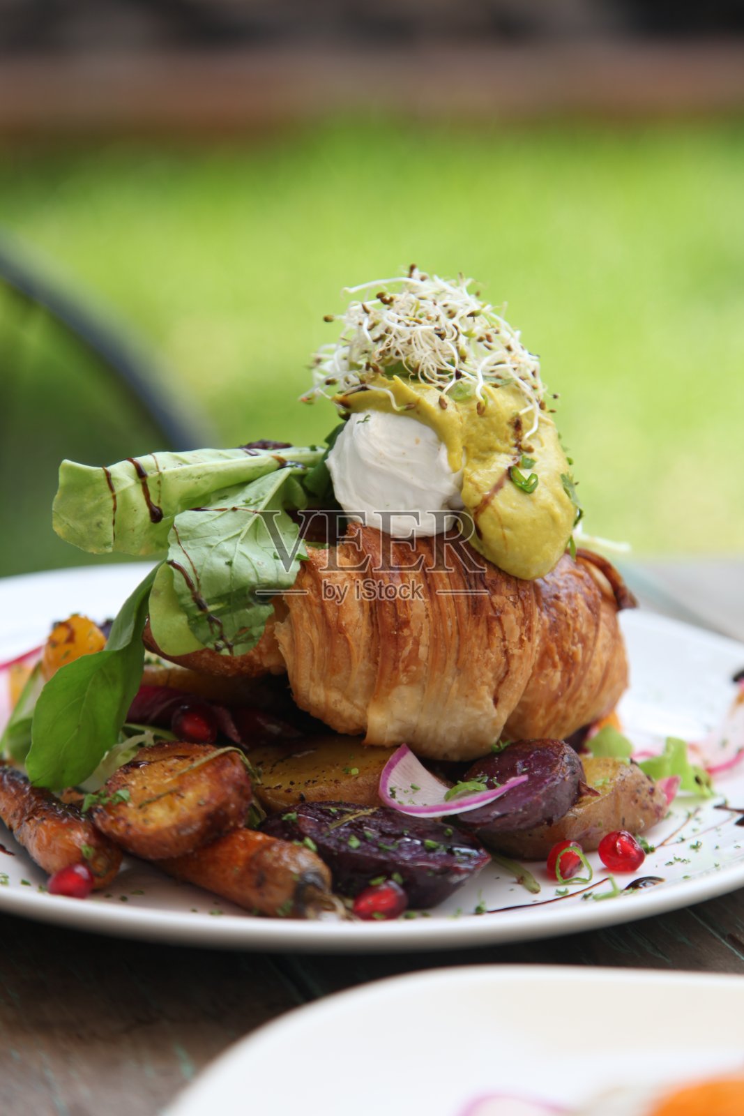 午餐和晚餐有油炸食品,新鲜水果,鸡蛋和鳄梨。照片摄影图片