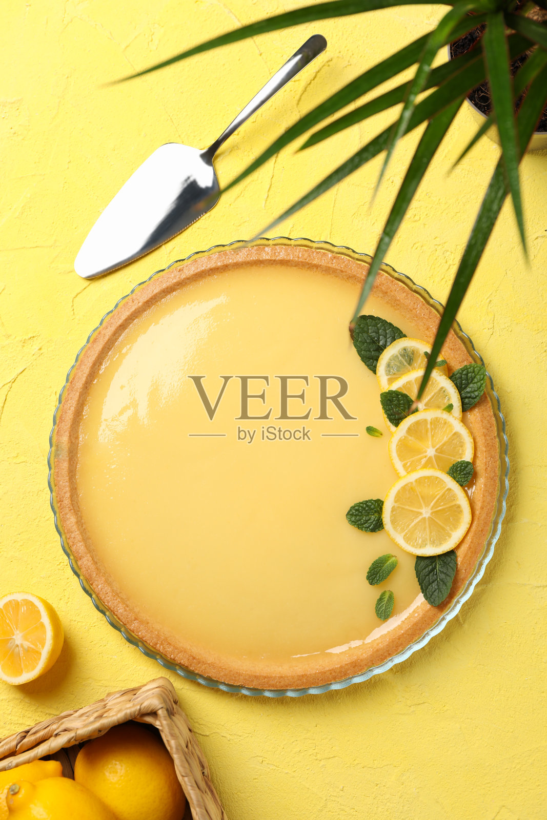 组成与柠檬挞黄色背景,俯视图照片摄影图片