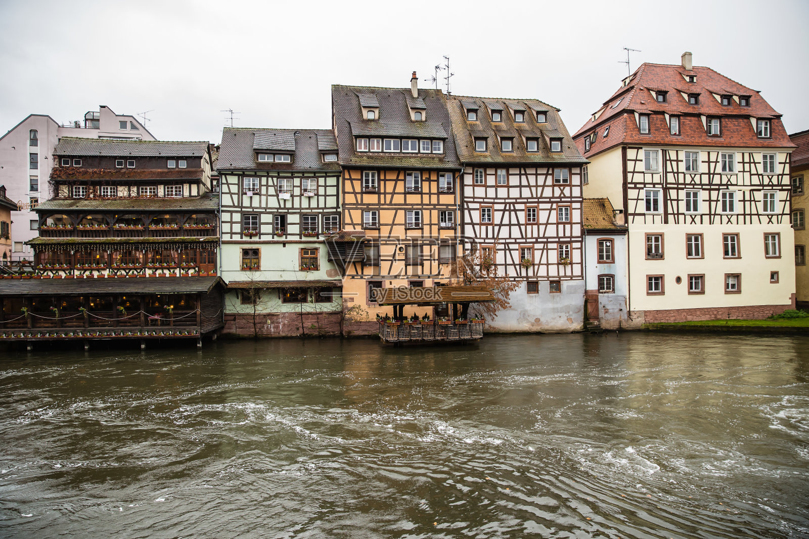 法国阿尔萨斯斯特拉斯堡水渠。照片摄影图片