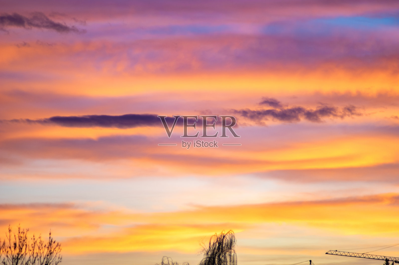 日落天空中红色和黄色的云照片摄影图片