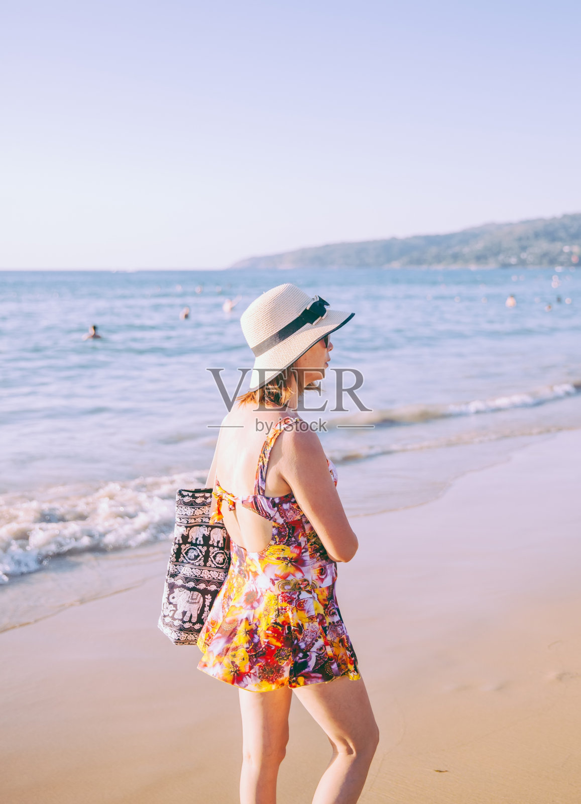 积极自信的中年妇女户外肖像照片摄影图片