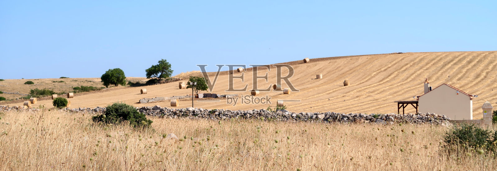 意大利南部马泰拉古镇附近的乡村自然风光照片摄影图片