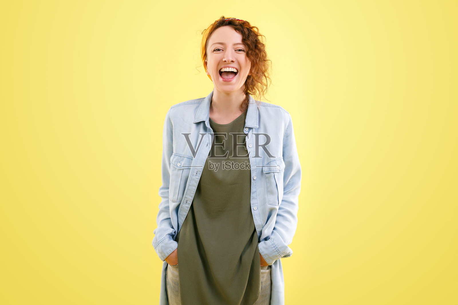 穿着现代服装的年轻快乐的嘻哈女性肖像照片摄影图片