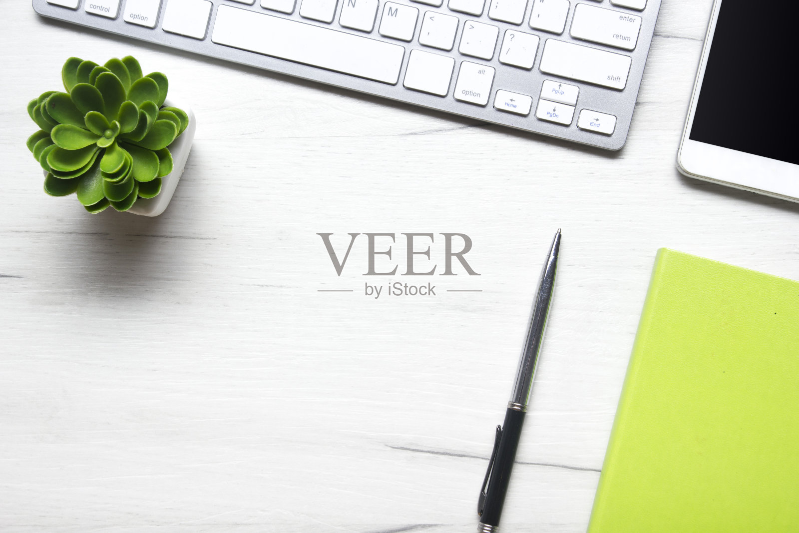 办公桌旁摆着办公用品。平整办公场所及物品。前视图。文本复制空间照片摄影图片