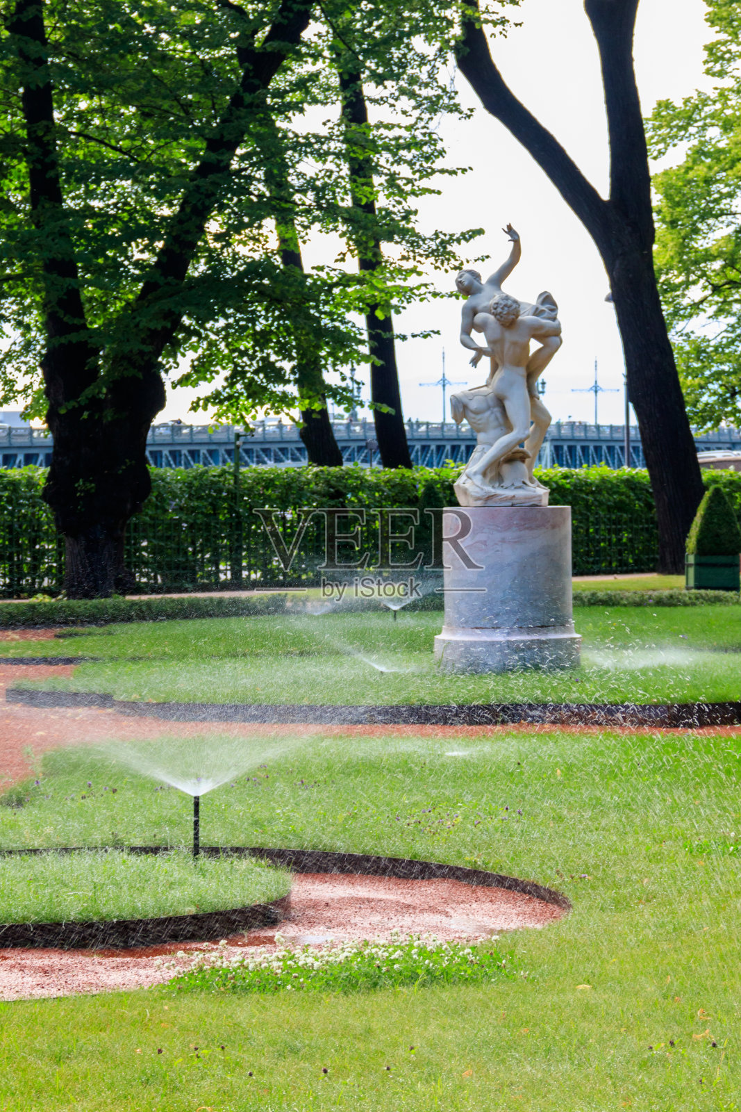 雕塑作品《绑架萨宾女人》在俄罗斯圣彼得堡的旧城公园夏季花园照片摄影图片