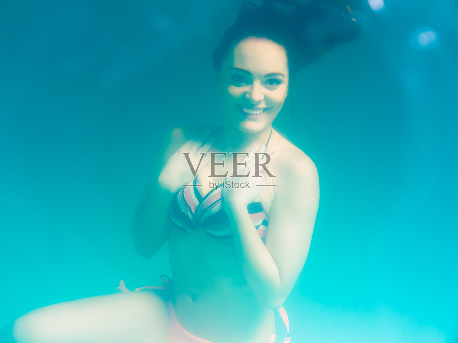 在游泳池里穿比基尼的水下女人照片摄影图片