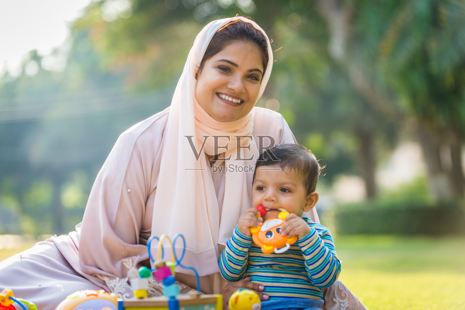 阿拉伯母亲和幼儿在户外玩耍照片摄影图片