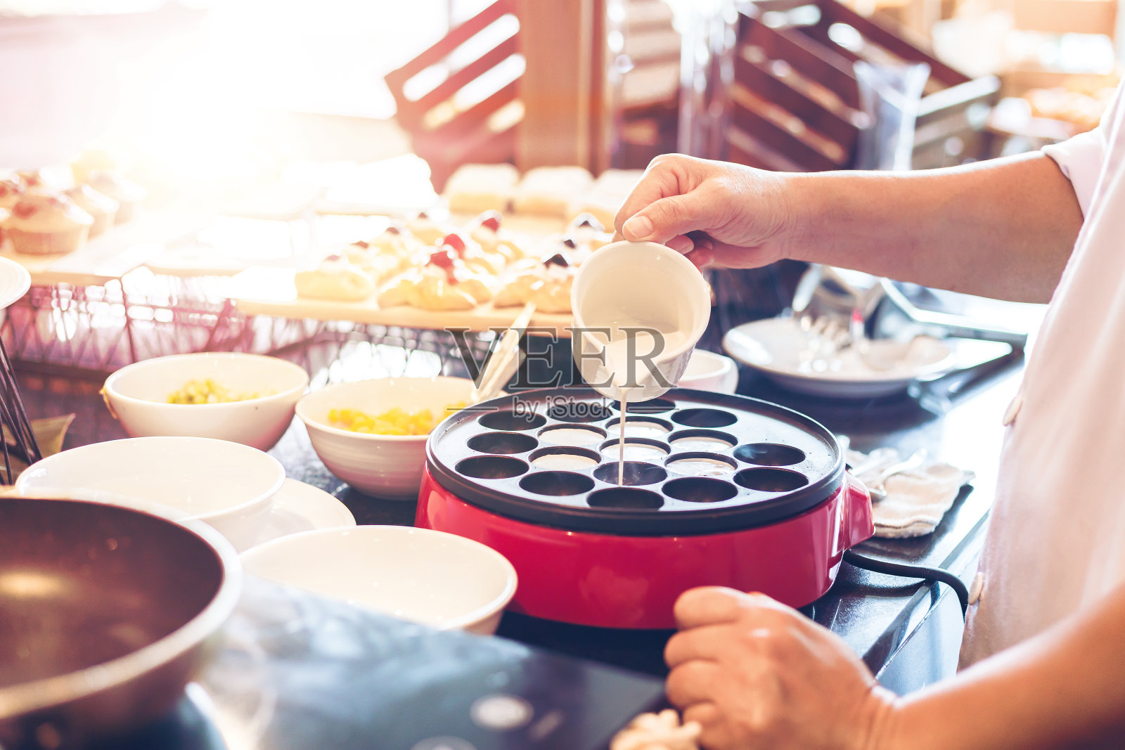 厨师在桌子上制作甜点并倒入椰奶照片摄影图片