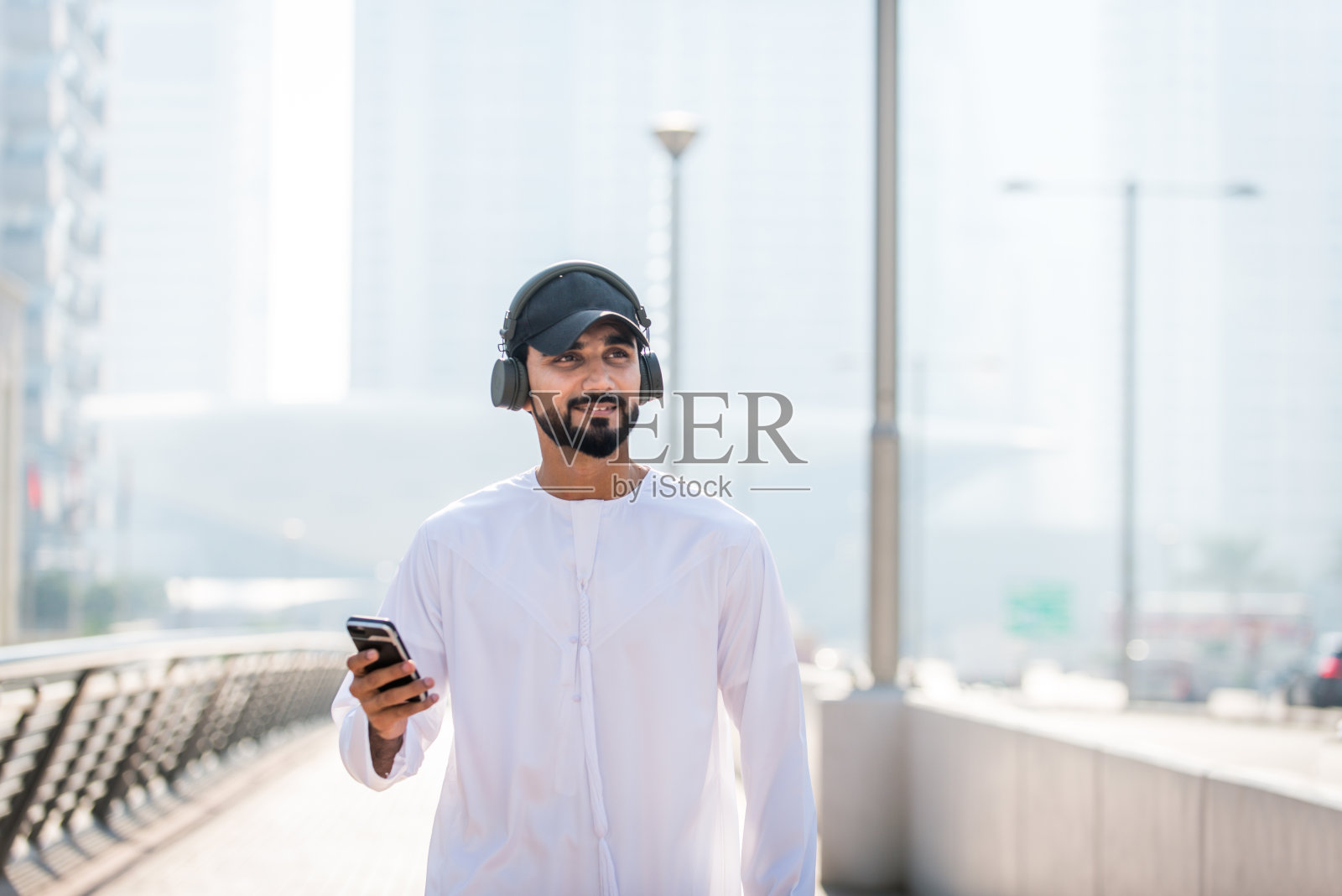 穿着坎杜拉长袍的阿拉伯男人在迪拜照片摄影图片