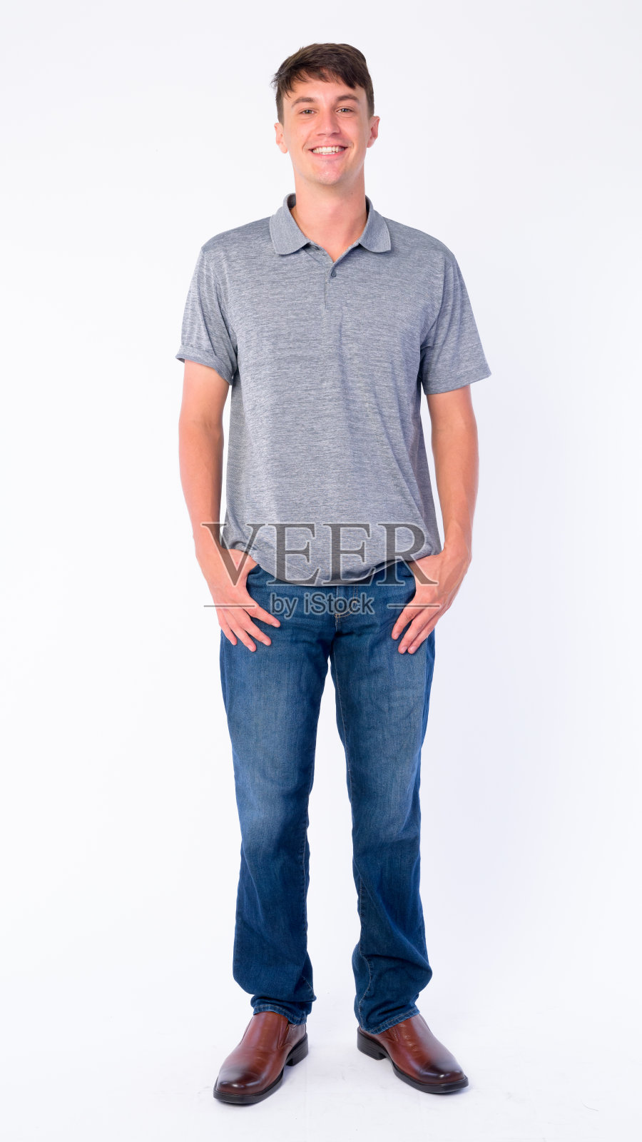 全身拍摄的快乐年轻英俊的男子微笑照片摄影图片