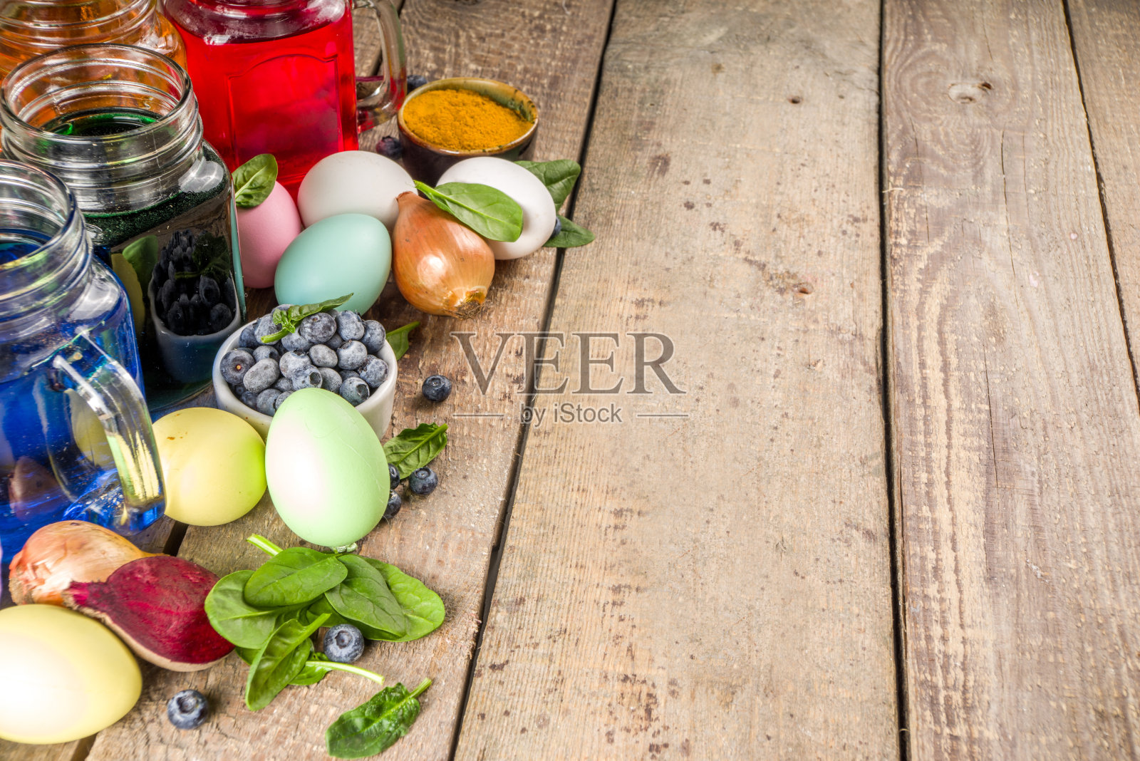 用天然染料绘制的复活节彩蛋照片摄影图片