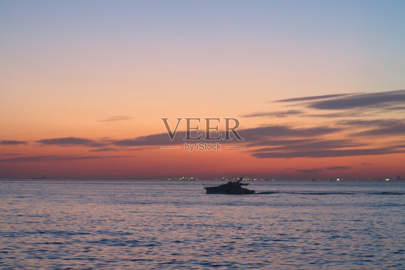 船只在日落天空伊斯坦布尔土耳其卡迪科伊海岸多彩的一天2月4日照片摄影图片