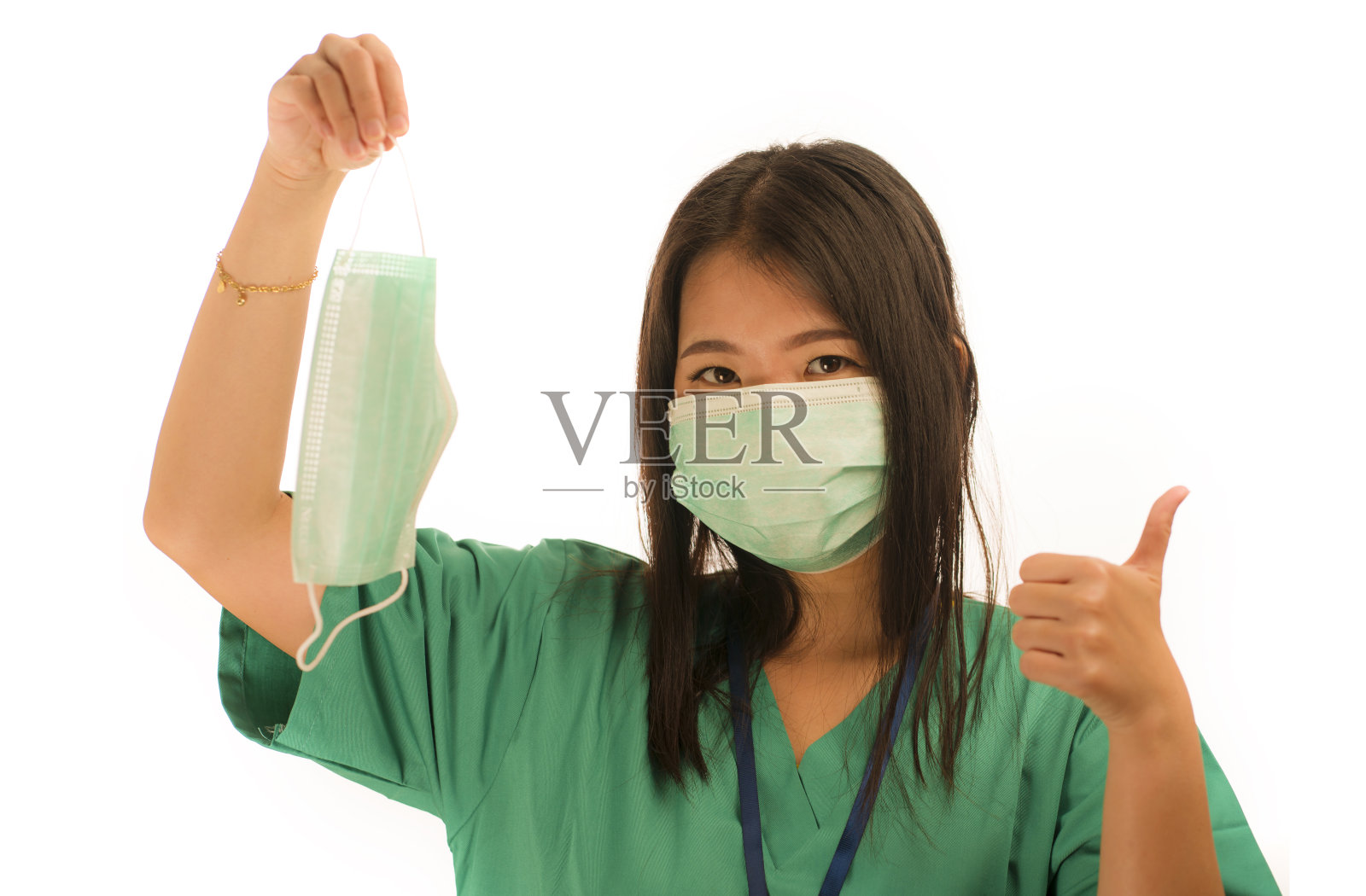 冠状病毒在爆发——年轻美丽的亚洲中医女医生或医院护士建议在卫生保健中使用防护口罩来预防病毒感染照片摄影图片