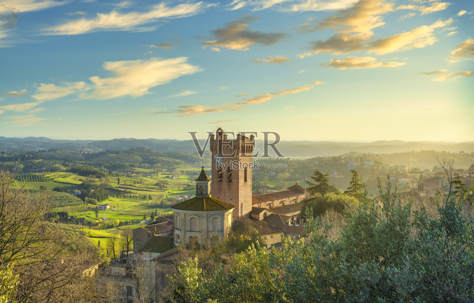 圣米尼亚托大教堂钟楼。比萨,托斯卡纳,意大利,欧洲。照片摄影图片