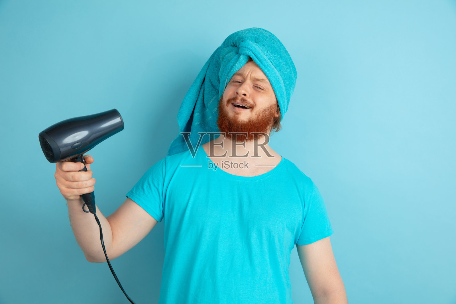 年轻白人男子进行日常美容护肤照片摄影图片