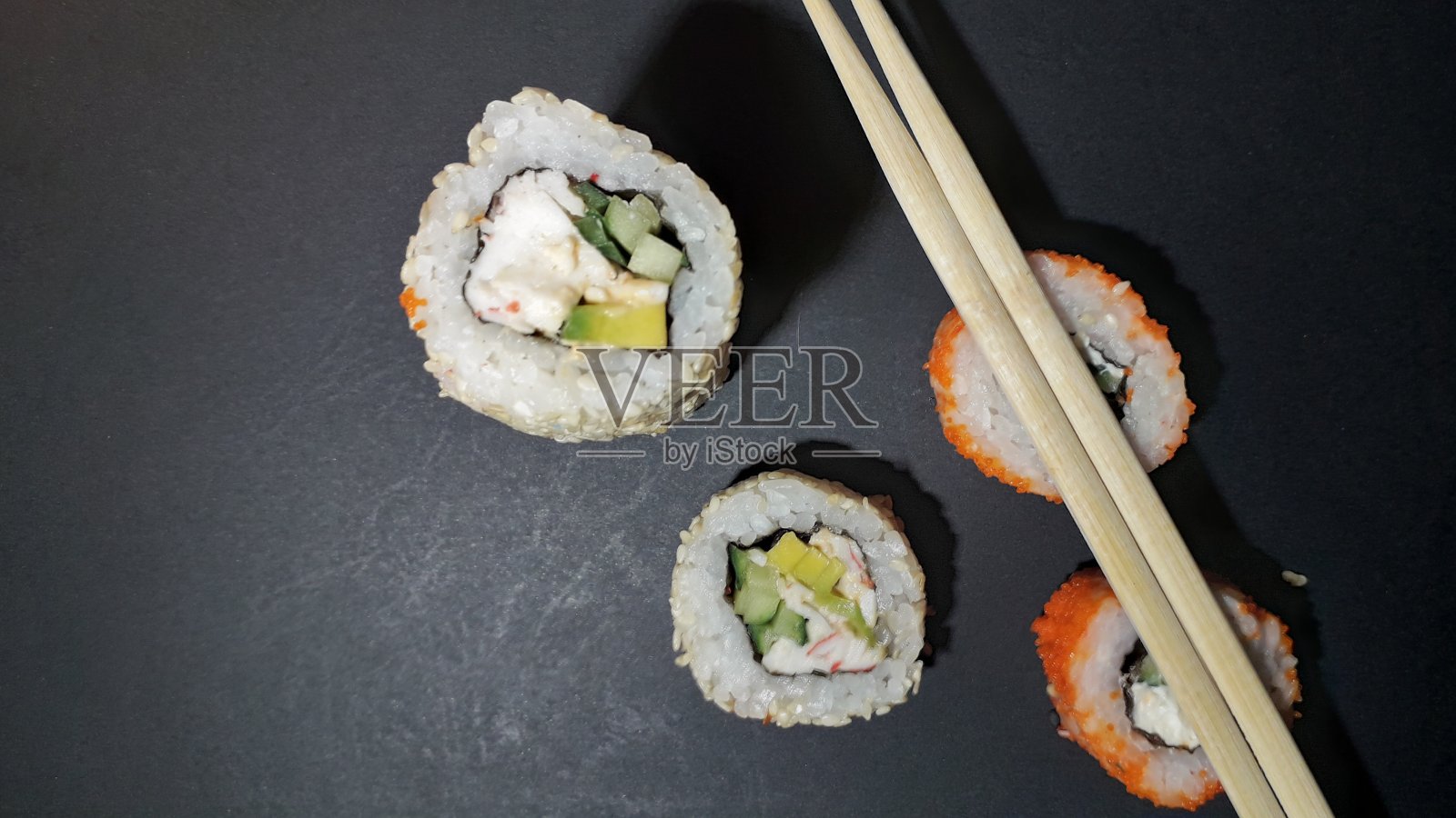 背景是来自日本餐厅的不同寿司照片摄影图片