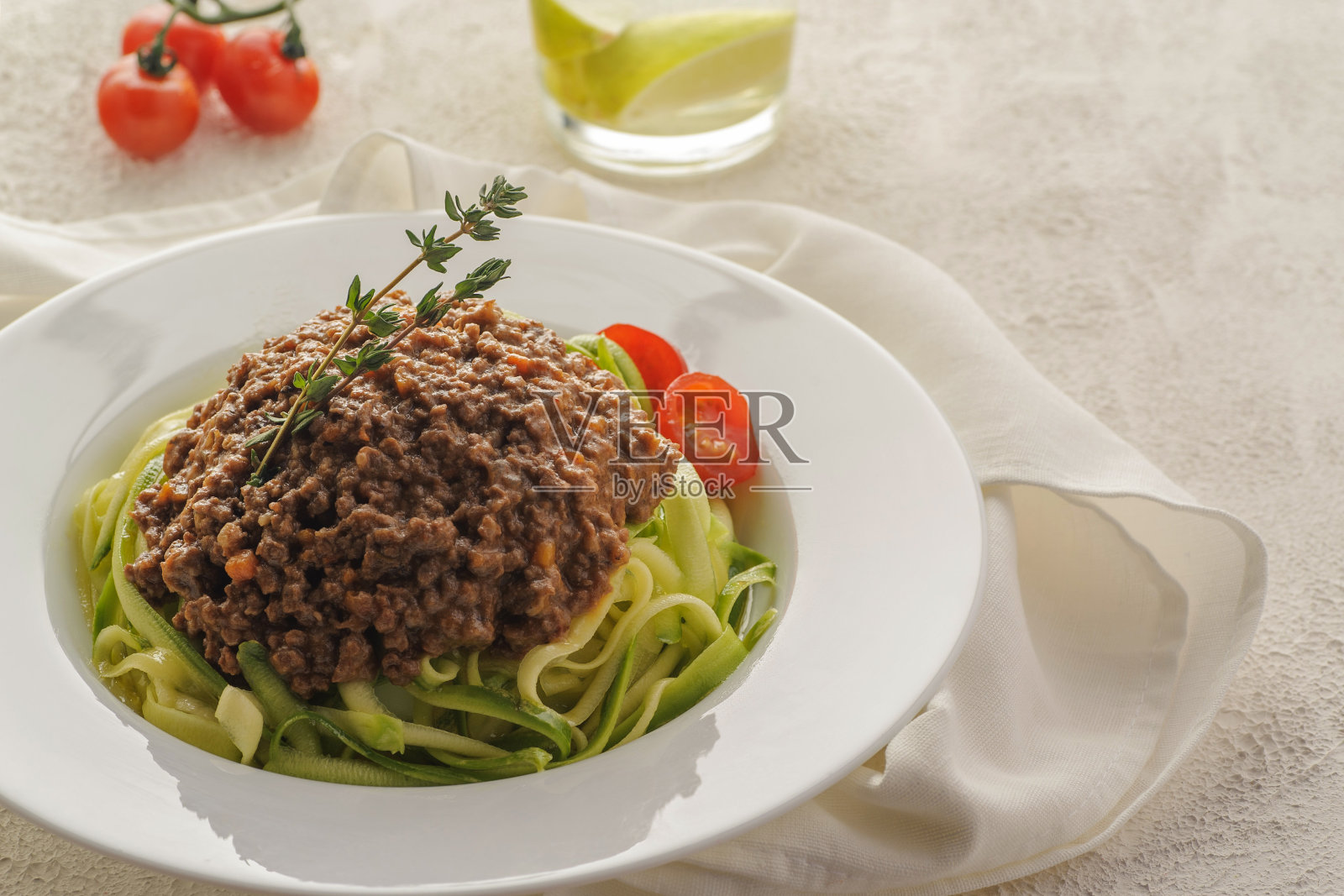 意大利肉酱西葫芦意面。生酮和古无碳水化合物食物。照片摄影图片