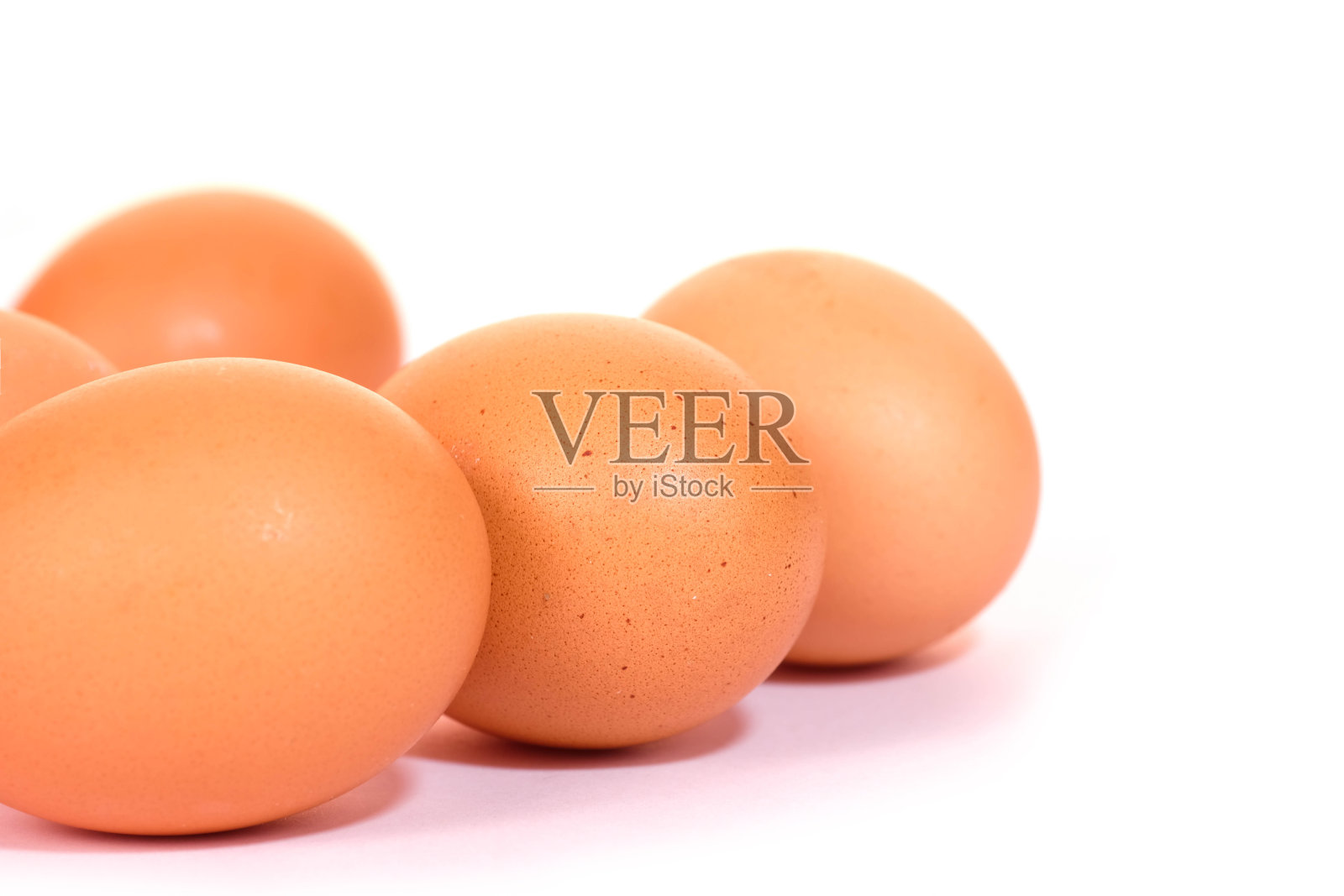 白色背景上的新鲜鸡蛋。照片摄影图片