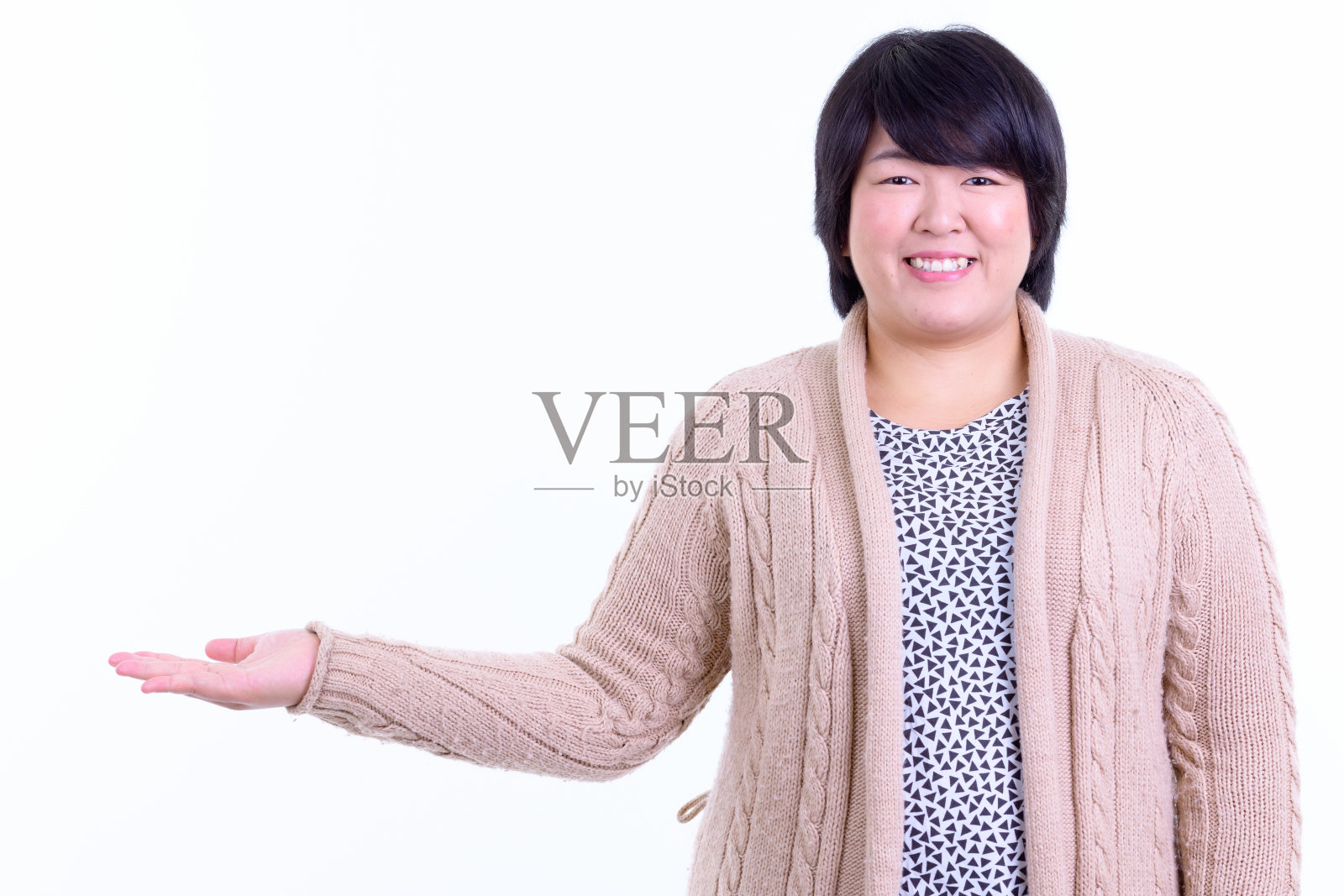 快乐超重的亚洲女人展示一些准备过冬的东西照片摄影图片