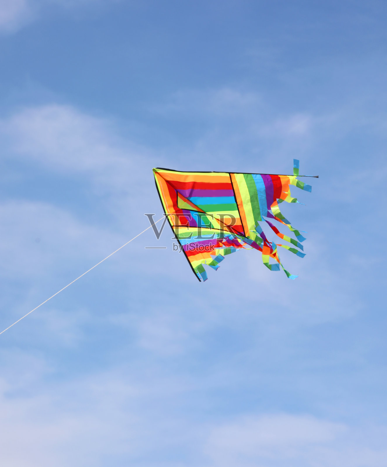 蓝色的天空上有许多颜色的大风筝照片摄影图片