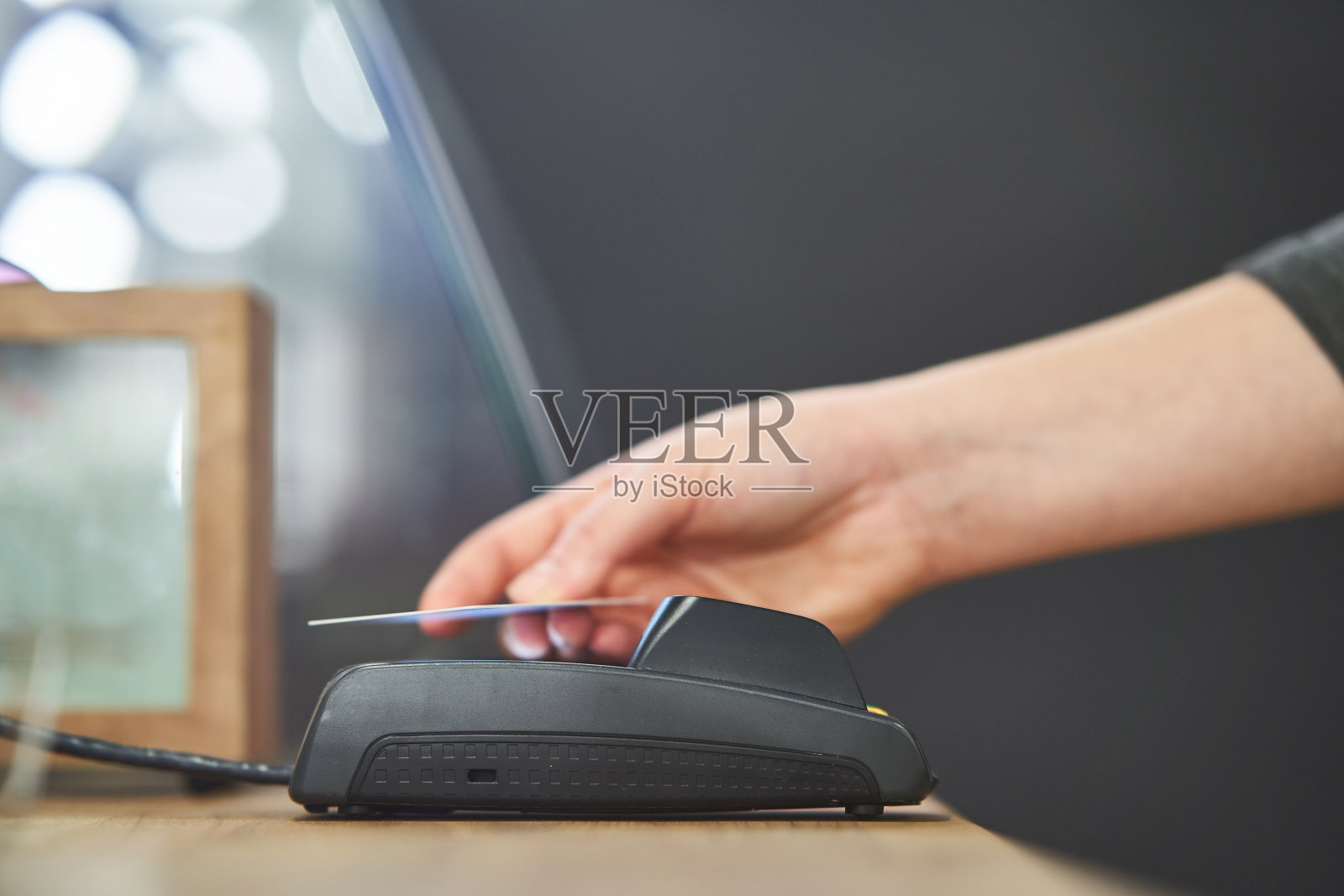 在咖啡店用信用卡在支付终端上付款的特写镜头照片摄影图片