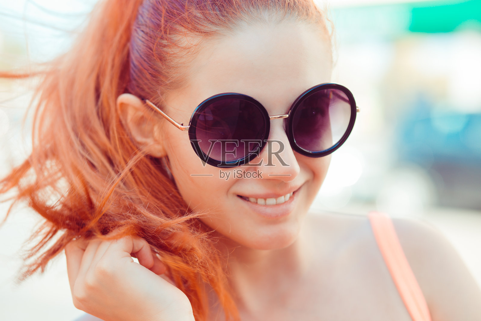 在市中心快乐的年轻红发女子对着镜头微笑照片摄影图片