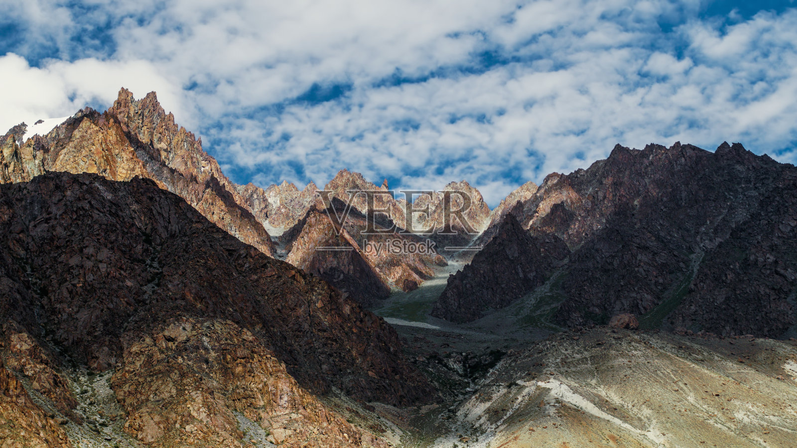 喜马拉雅山脉khardung la pass的山谷和阳光景观照片摄影图片