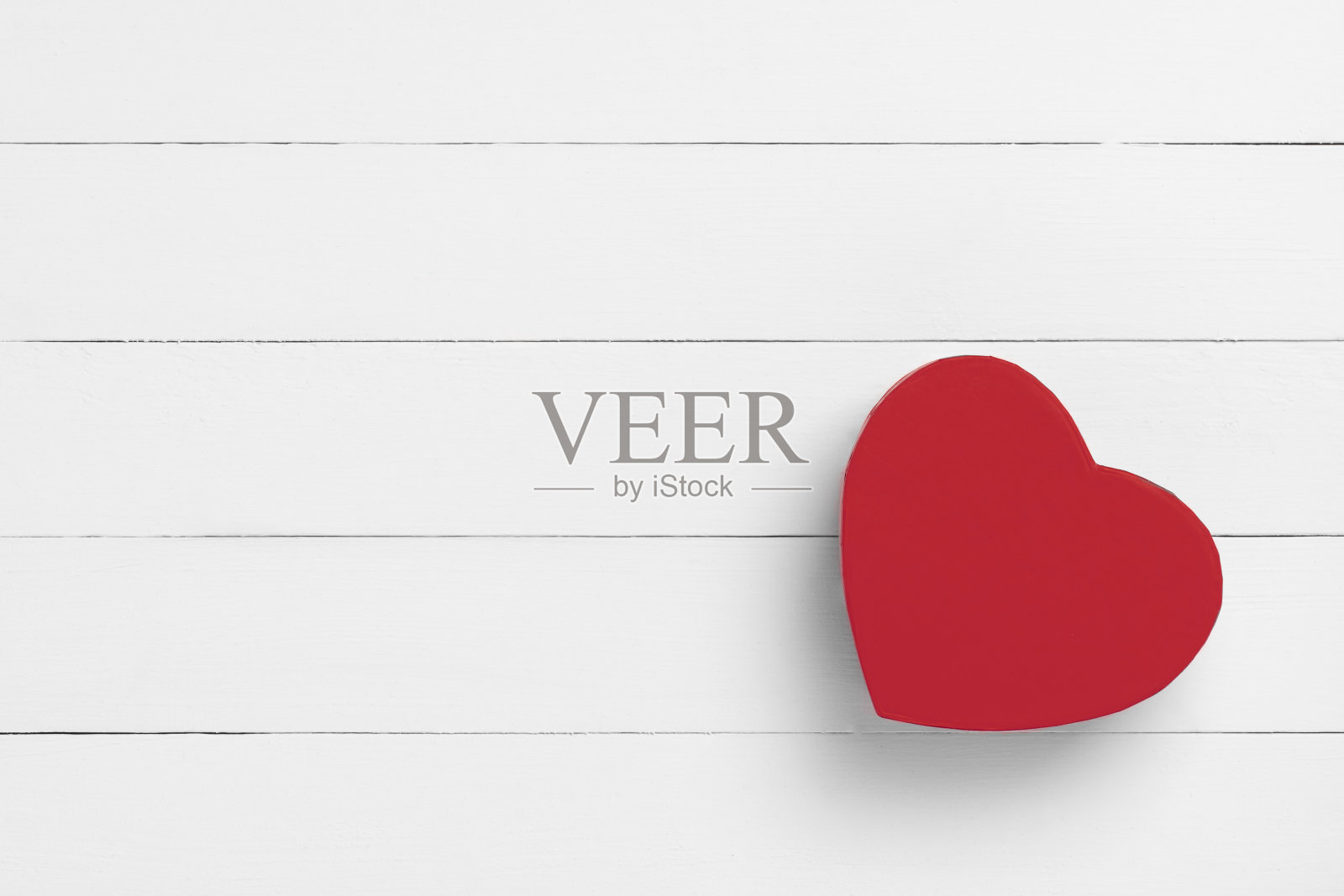 情人节组成。白色木质表面的心脏。情人节的概念。平躺,俯视图,从上面照片摄影图片