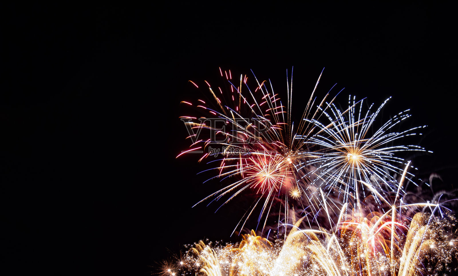 多星爆烟花在金色闪亮的烟花与黑色的背景照片摄影图片