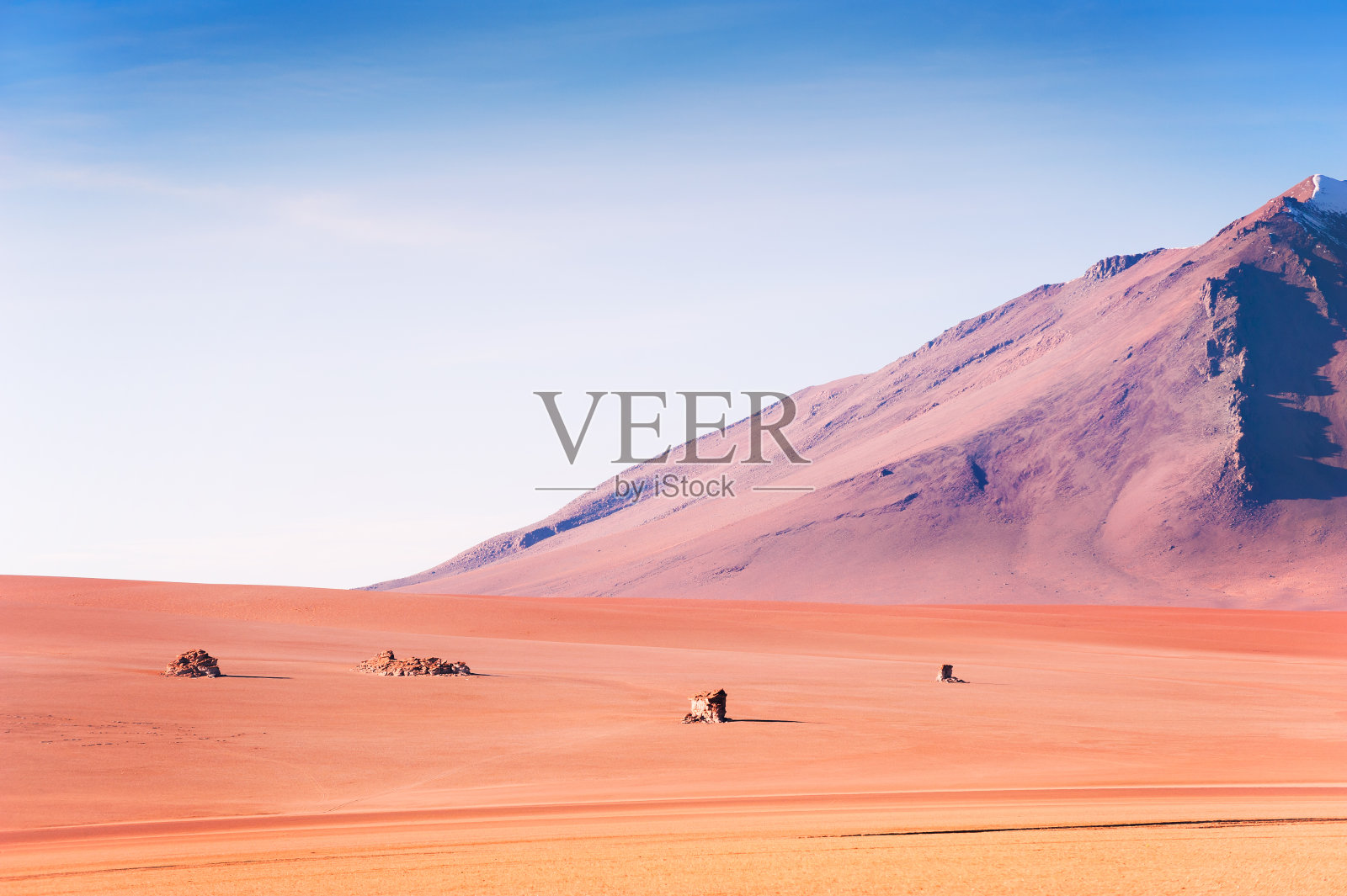 玻利维亚高原沙漠中的火山照片摄影图片