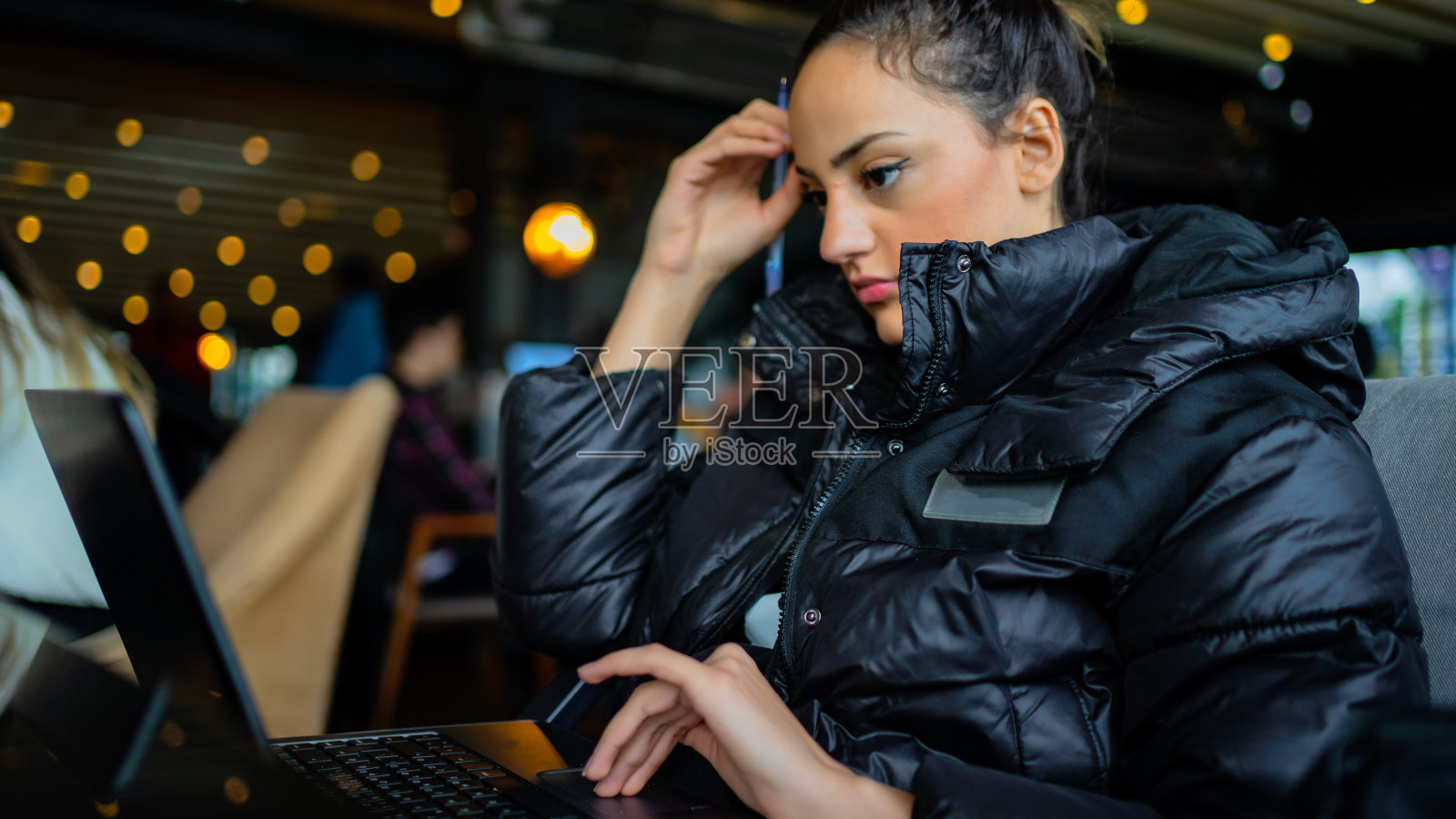 学习电脑的女孩照片摄影图片